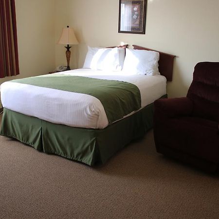 The Edgewood Hotel And Suites Fairbury Extérieur photo
