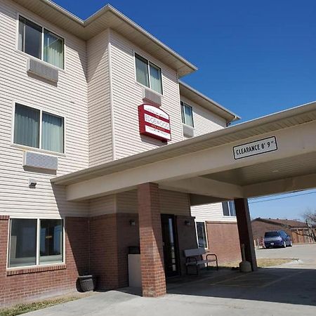 The Edgewood Hotel And Suites Fairbury Extérieur photo
