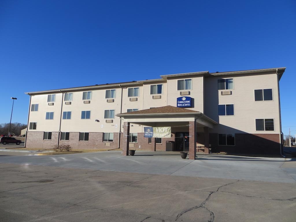 The Edgewood Hotel And Suites Fairbury Extérieur photo