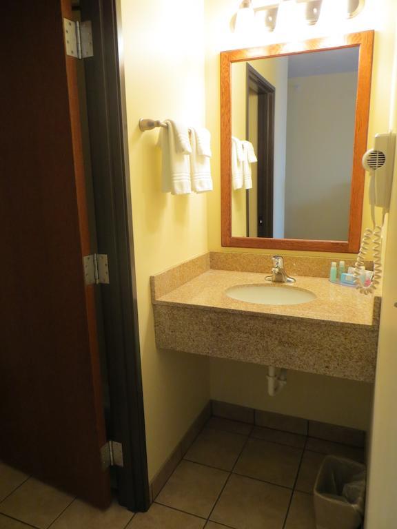 The Edgewood Hotel And Suites Fairbury Extérieur photo