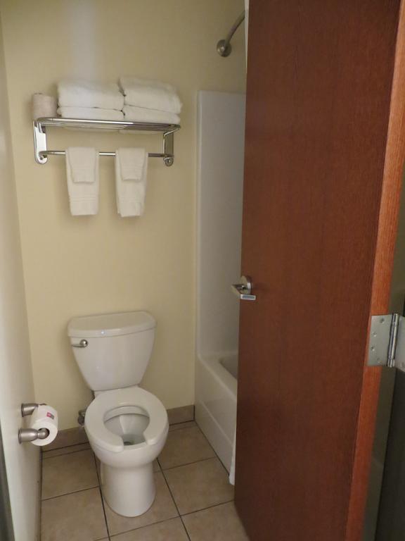 The Edgewood Hotel And Suites Fairbury Extérieur photo