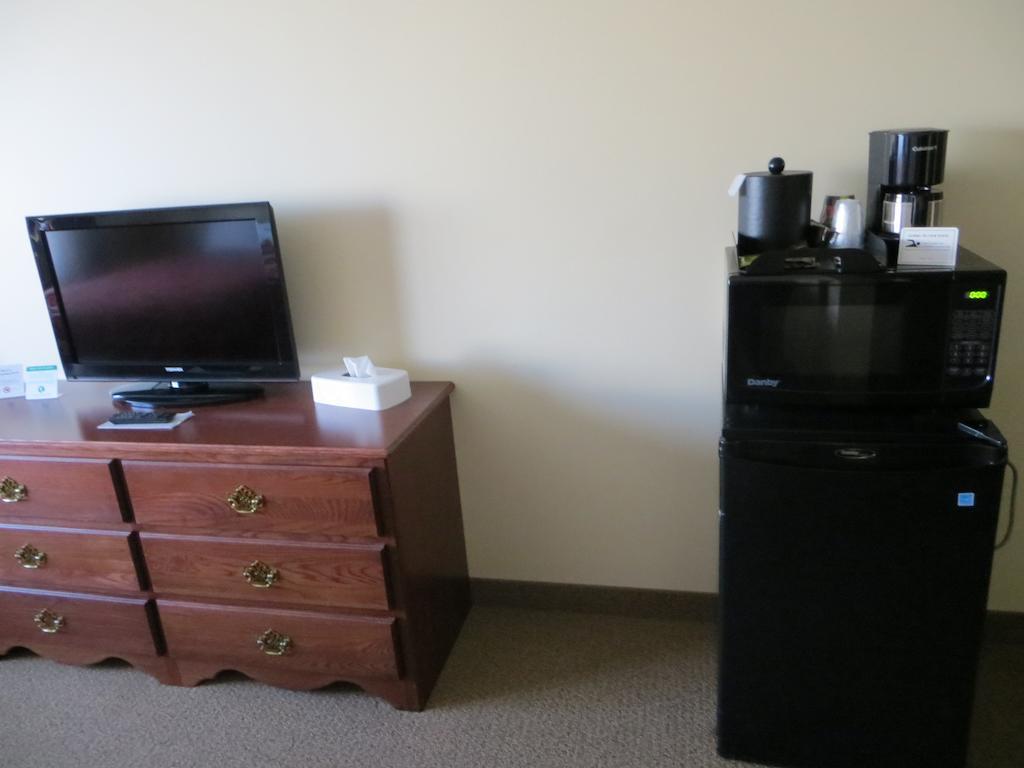 The Edgewood Hotel And Suites Fairbury Extérieur photo