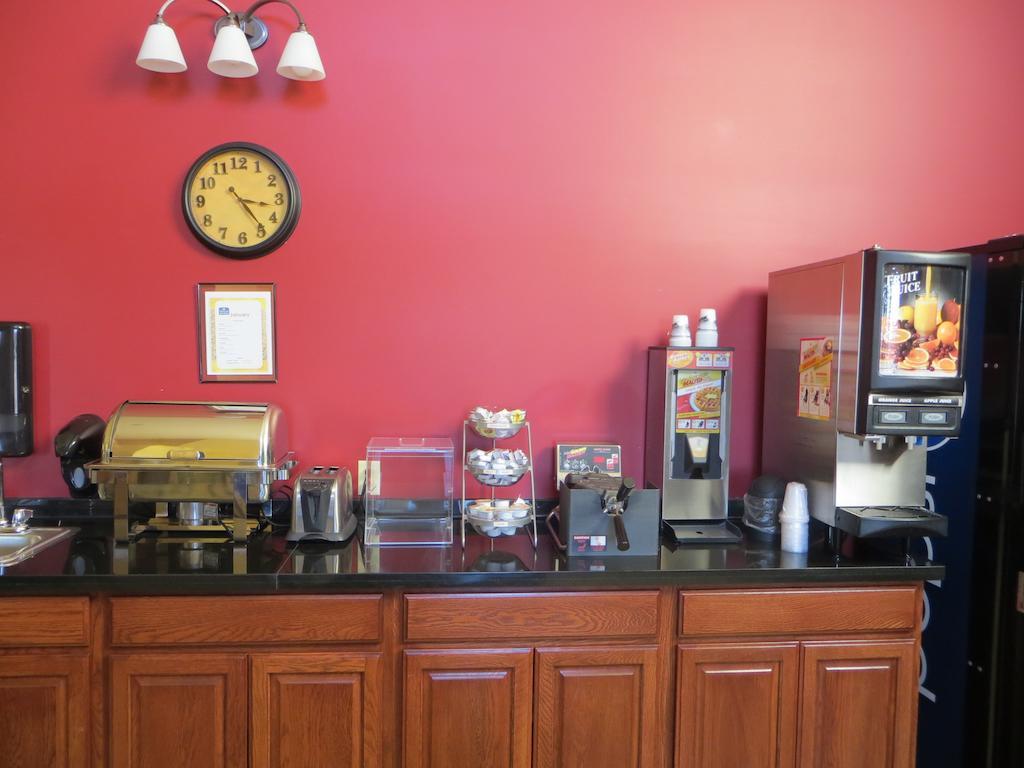 The Edgewood Hotel And Suites Fairbury Extérieur photo