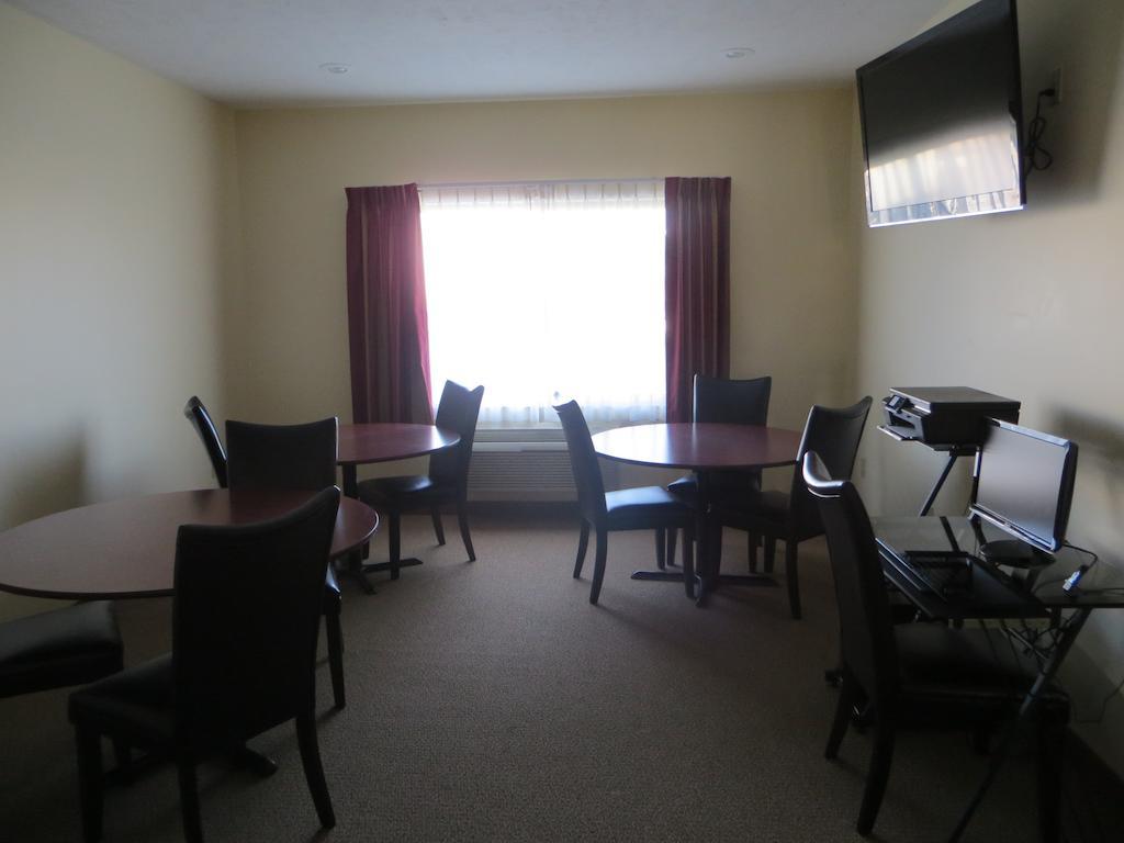 The Edgewood Hotel And Suites Fairbury Extérieur photo