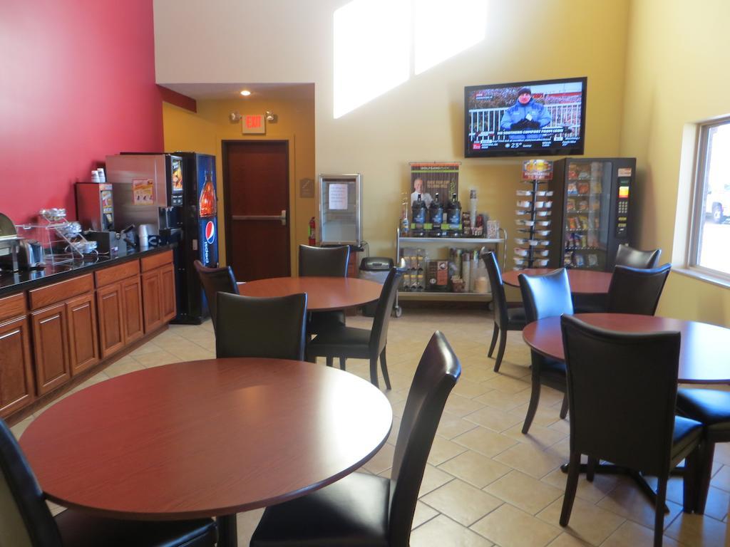 The Edgewood Hotel And Suites Fairbury Extérieur photo
