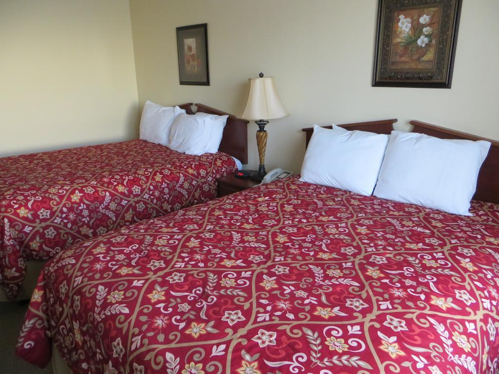 The Edgewood Hotel And Suites Fairbury Chambre photo