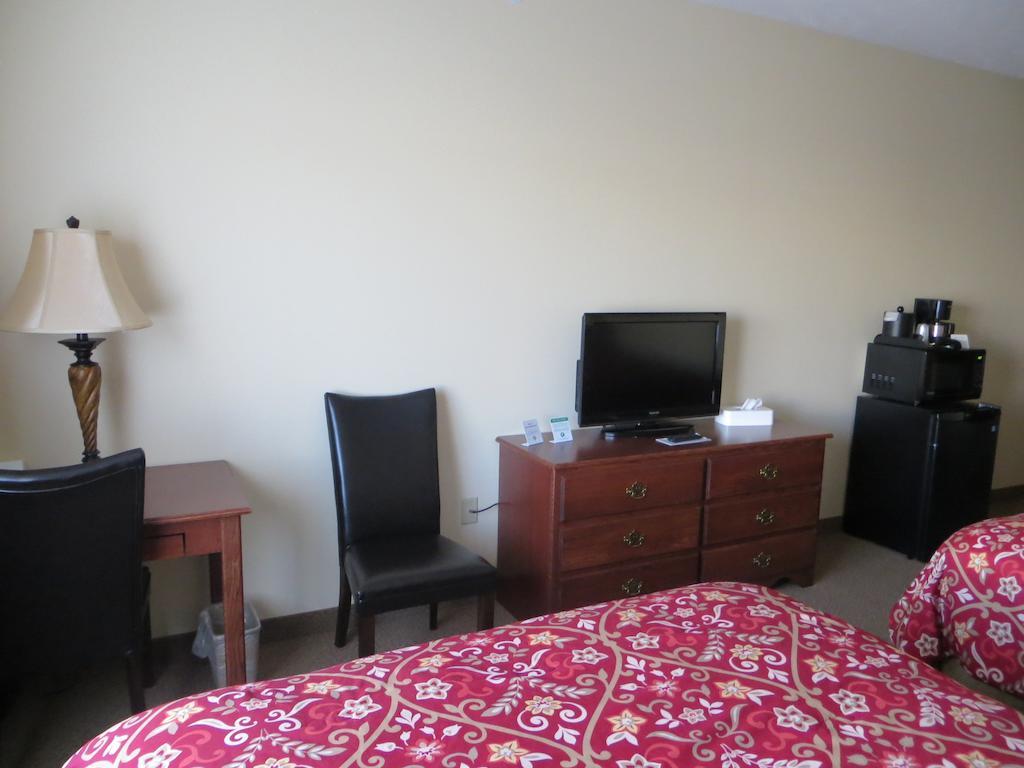The Edgewood Hotel And Suites Fairbury Chambre photo