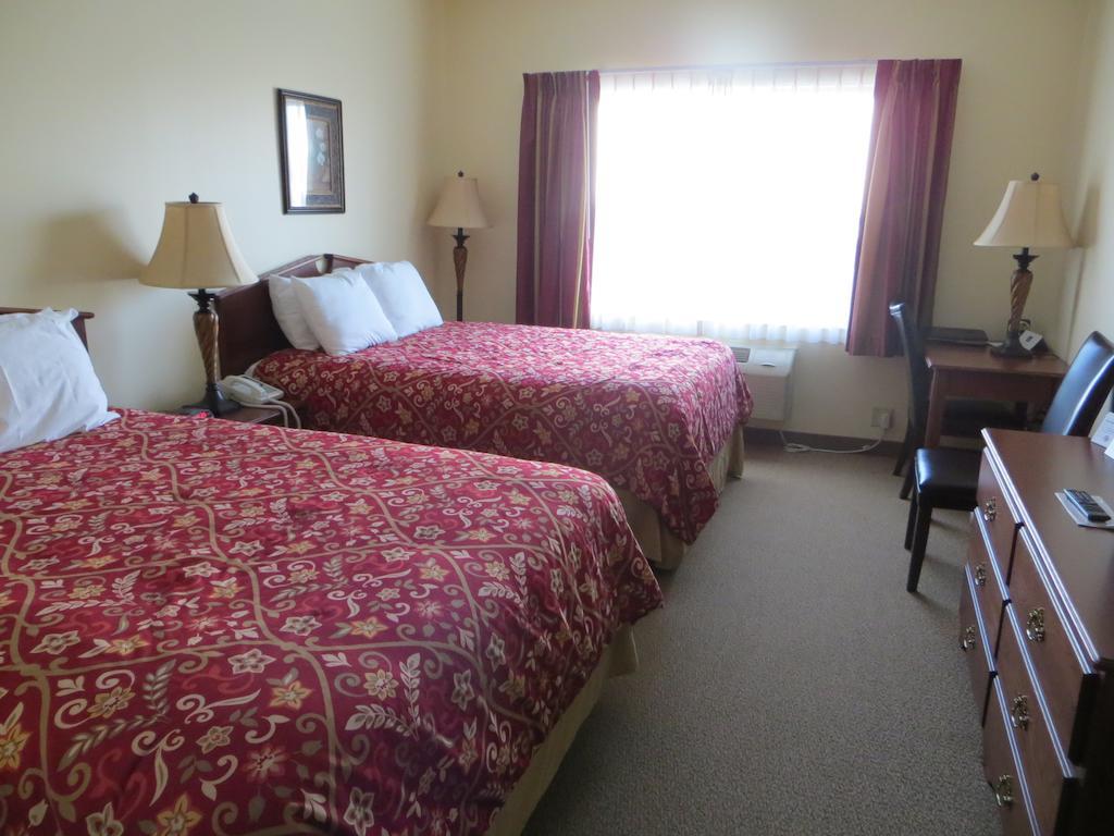 The Edgewood Hotel And Suites Fairbury Chambre photo