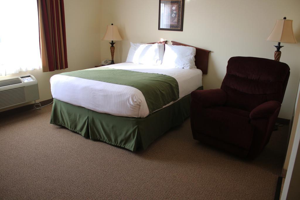 The Edgewood Hotel And Suites Fairbury Extérieur photo