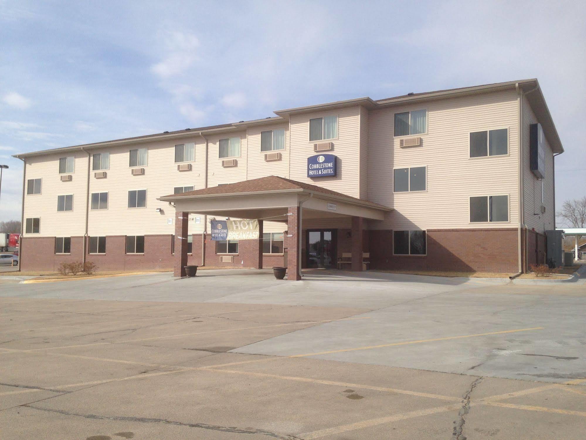 The Edgewood Hotel And Suites Fairbury Extérieur photo