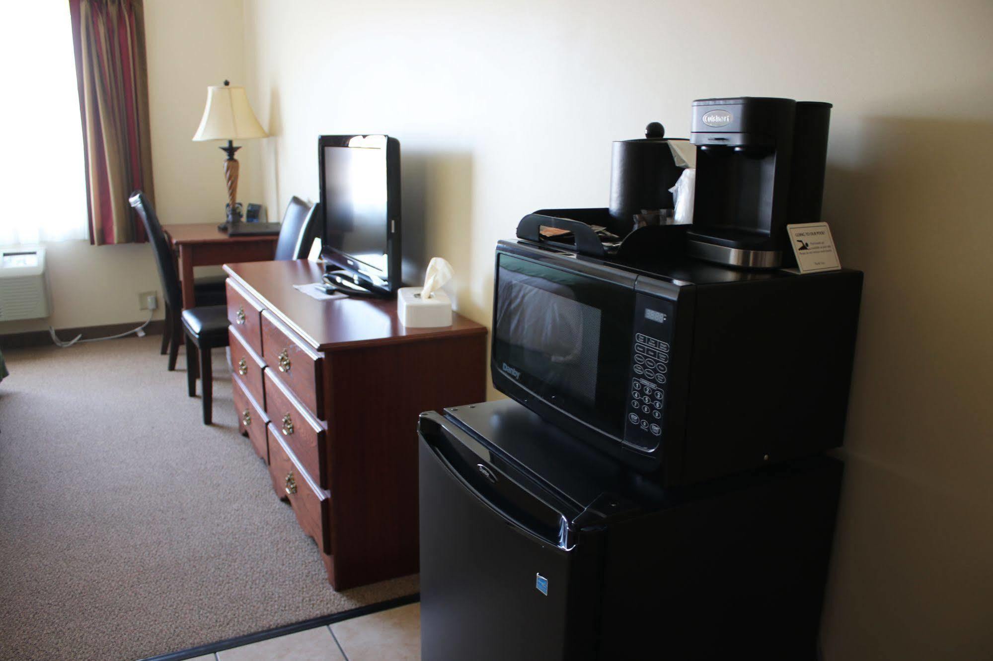 The Edgewood Hotel And Suites Fairbury Extérieur photo