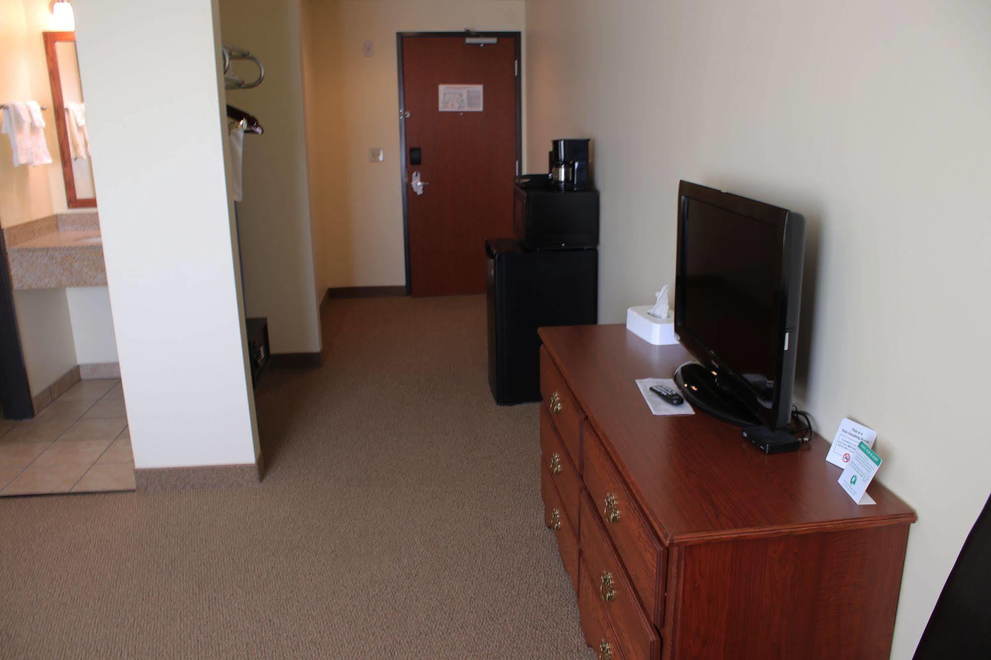 The Edgewood Hotel And Suites Fairbury Extérieur photo