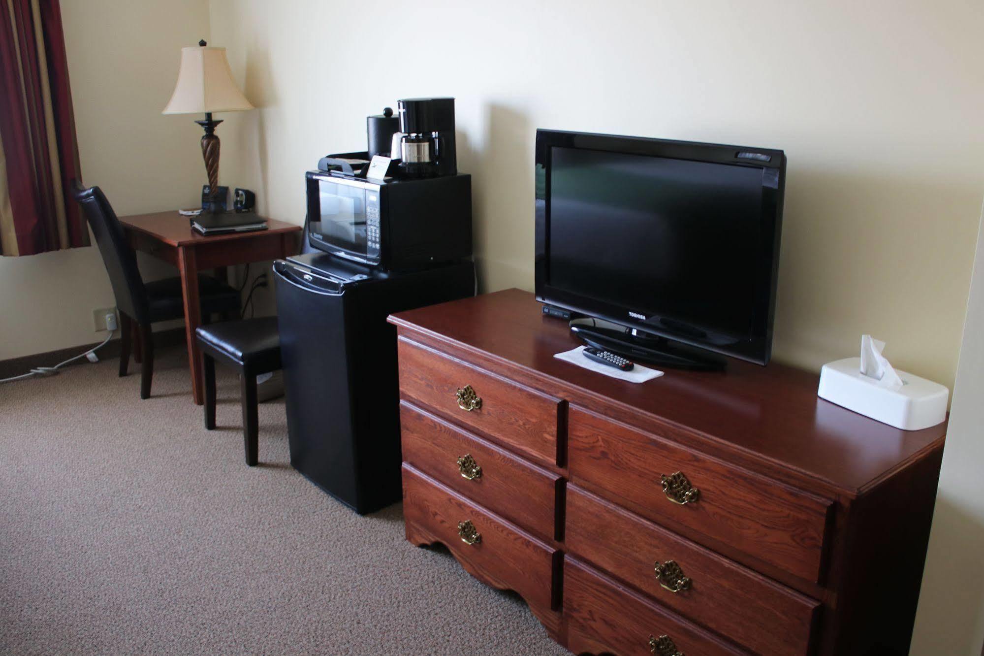 The Edgewood Hotel And Suites Fairbury Extérieur photo