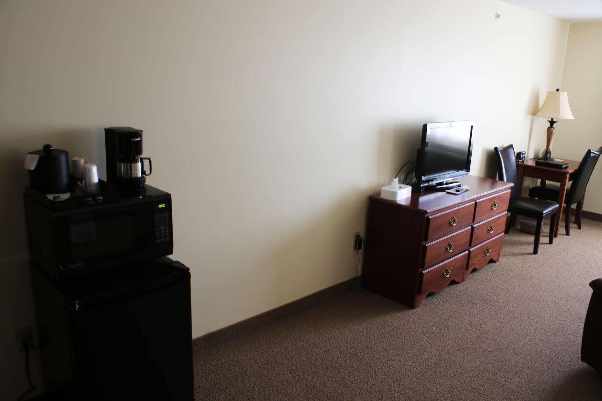 The Edgewood Hotel And Suites Fairbury Extérieur photo