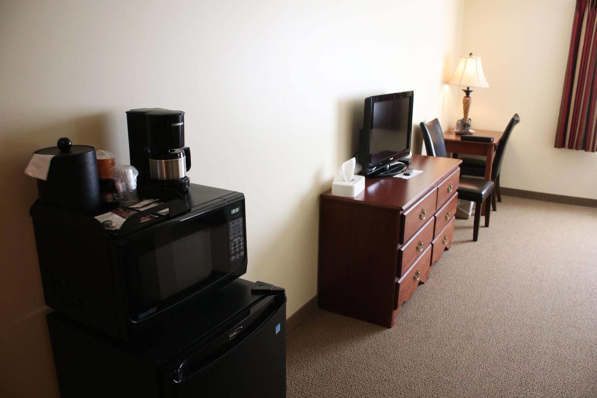 The Edgewood Hotel And Suites Fairbury Extérieur photo
