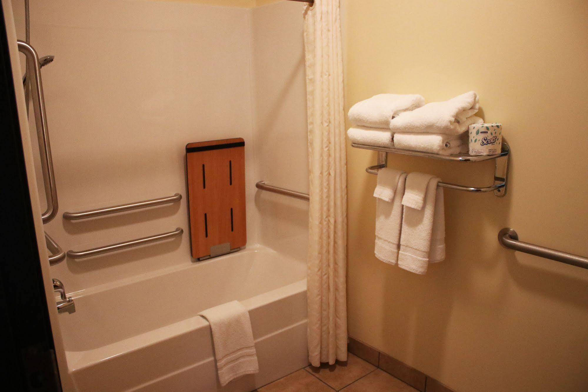 The Edgewood Hotel And Suites Fairbury Extérieur photo