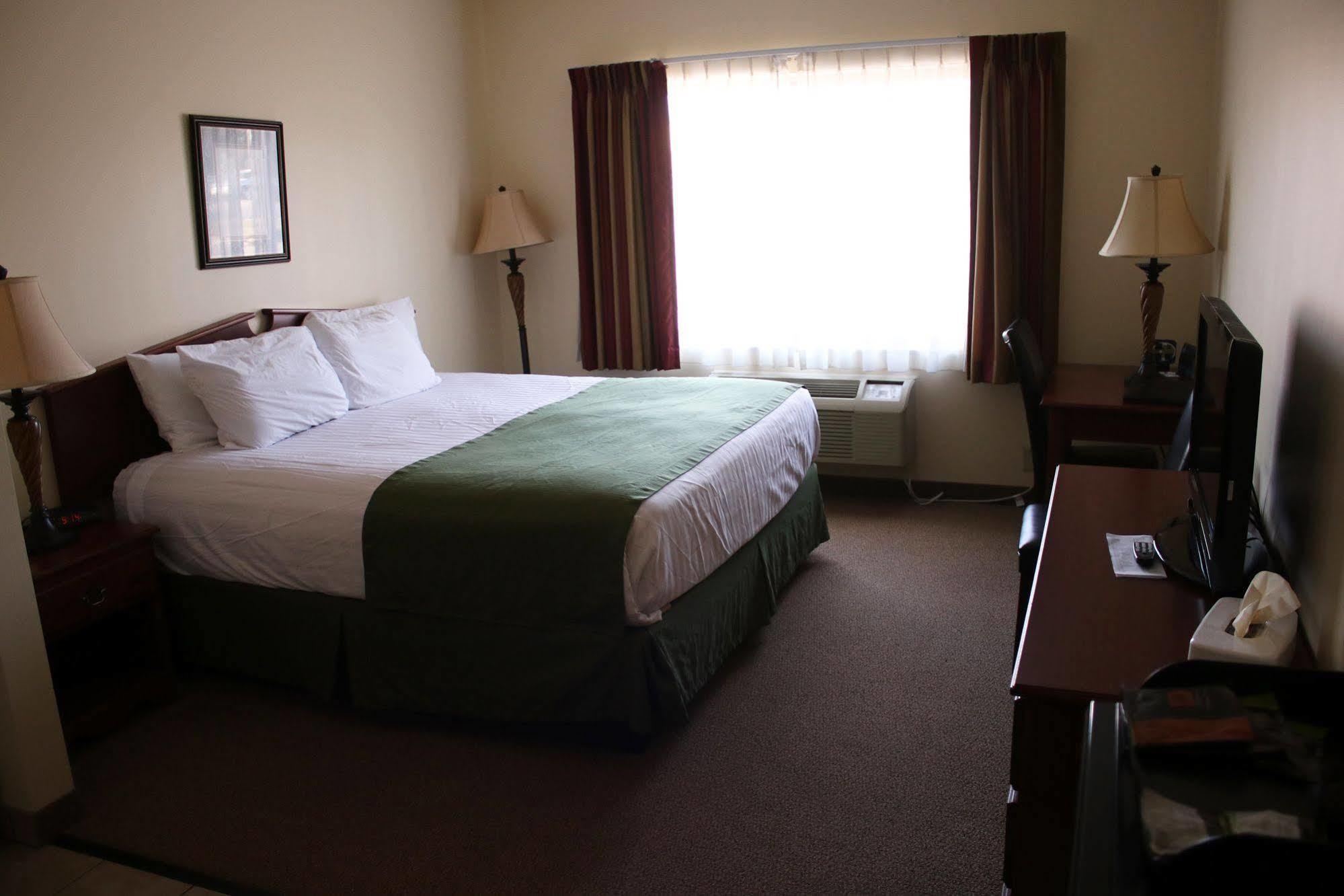 The Edgewood Hotel And Suites Fairbury Extérieur photo