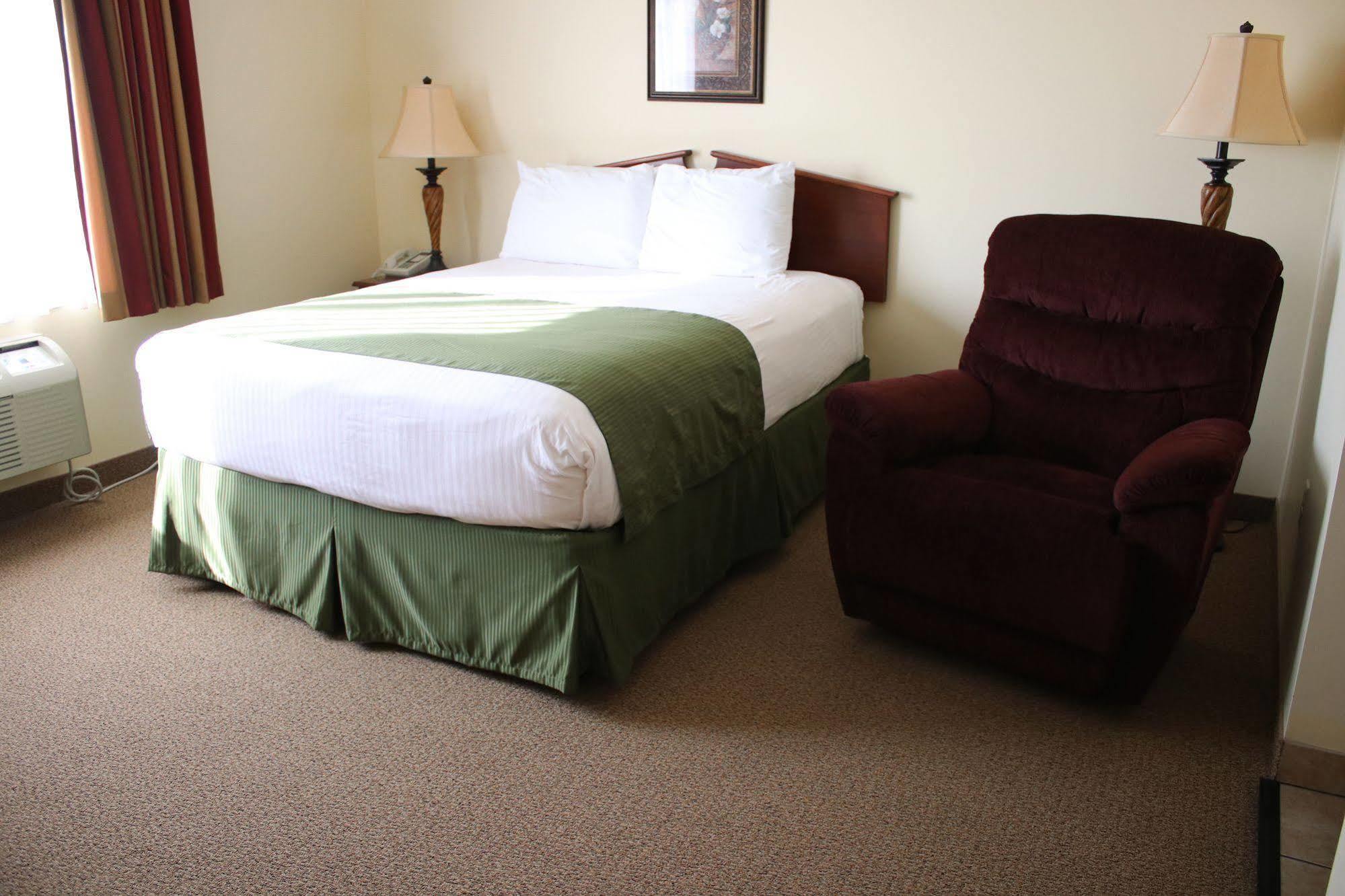 The Edgewood Hotel And Suites Fairbury Extérieur photo