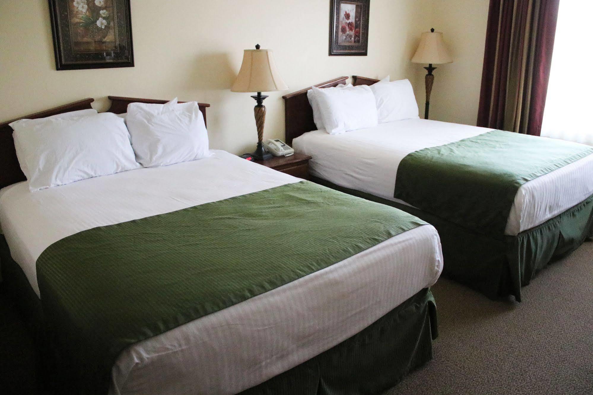 The Edgewood Hotel And Suites Fairbury Extérieur photo