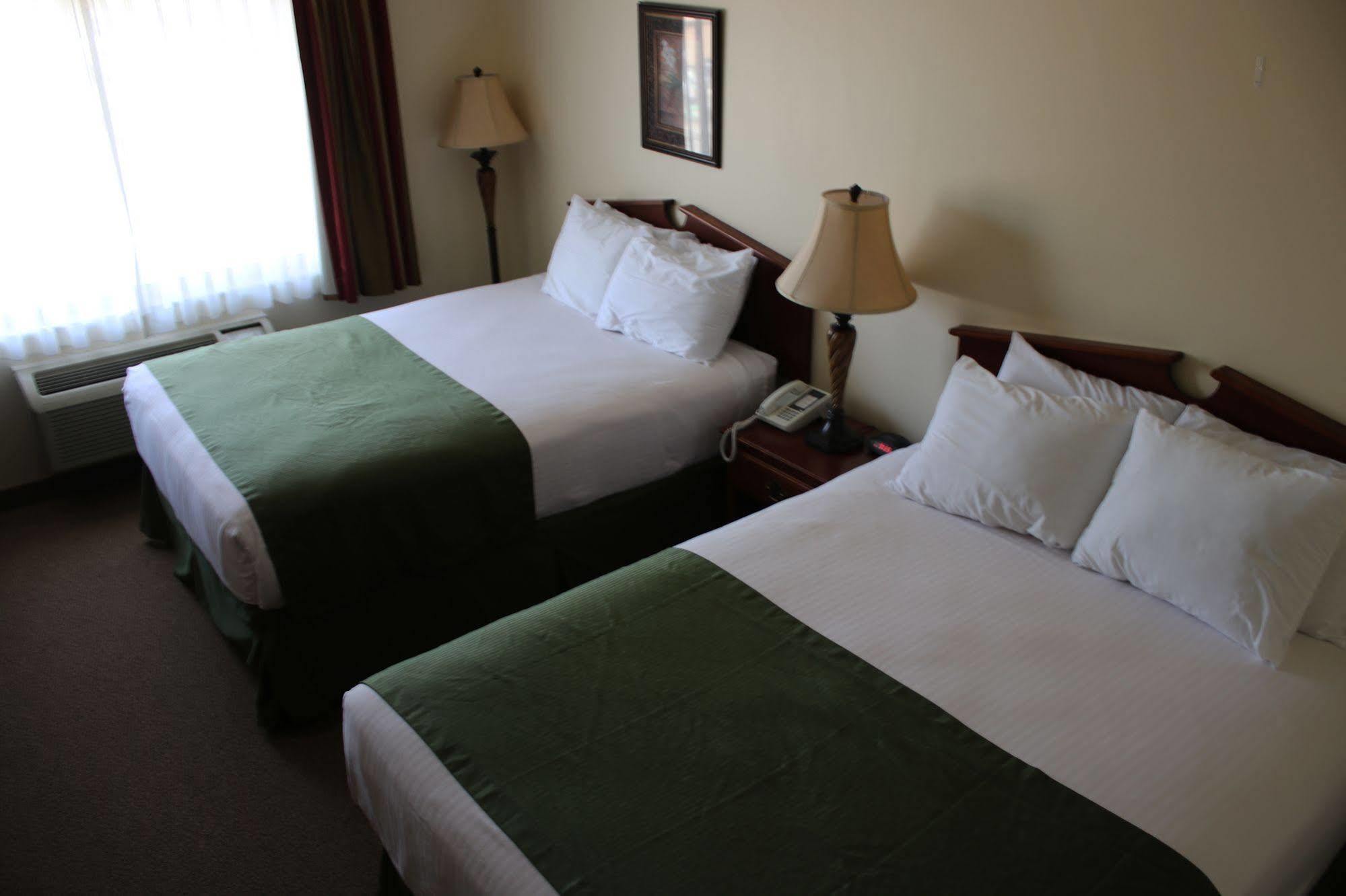 The Edgewood Hotel And Suites Fairbury Extérieur photo