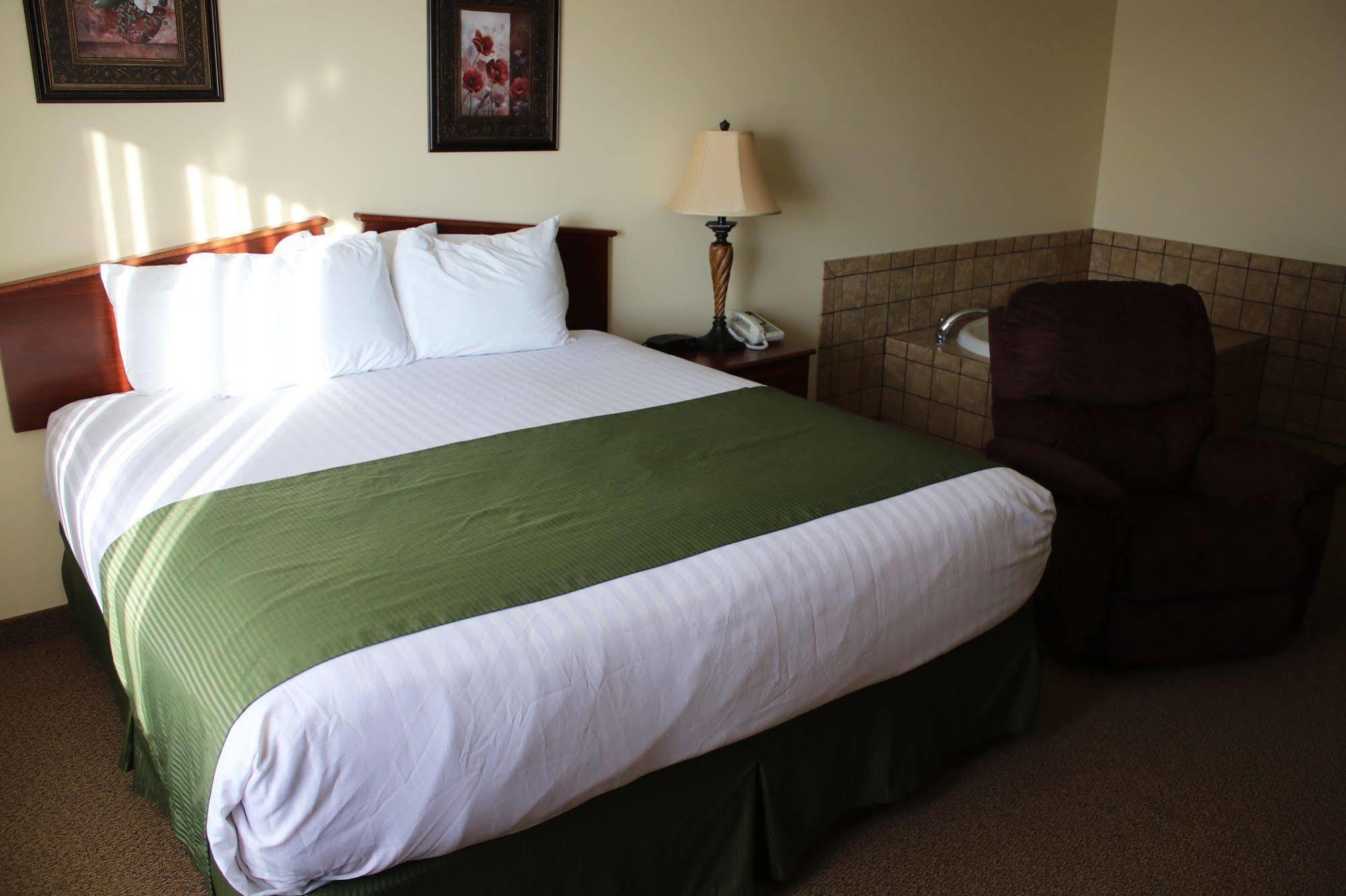 The Edgewood Hotel And Suites Fairbury Extérieur photo
