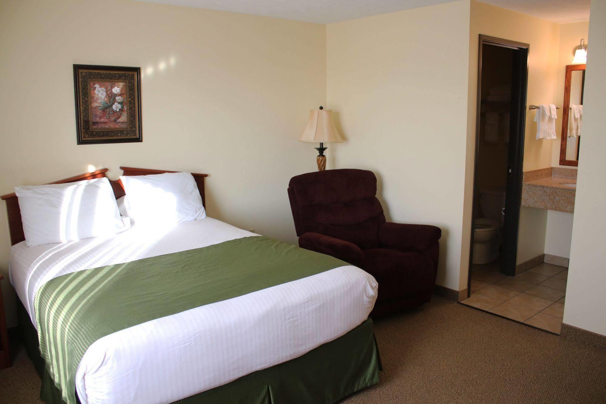The Edgewood Hotel And Suites Fairbury Extérieur photo