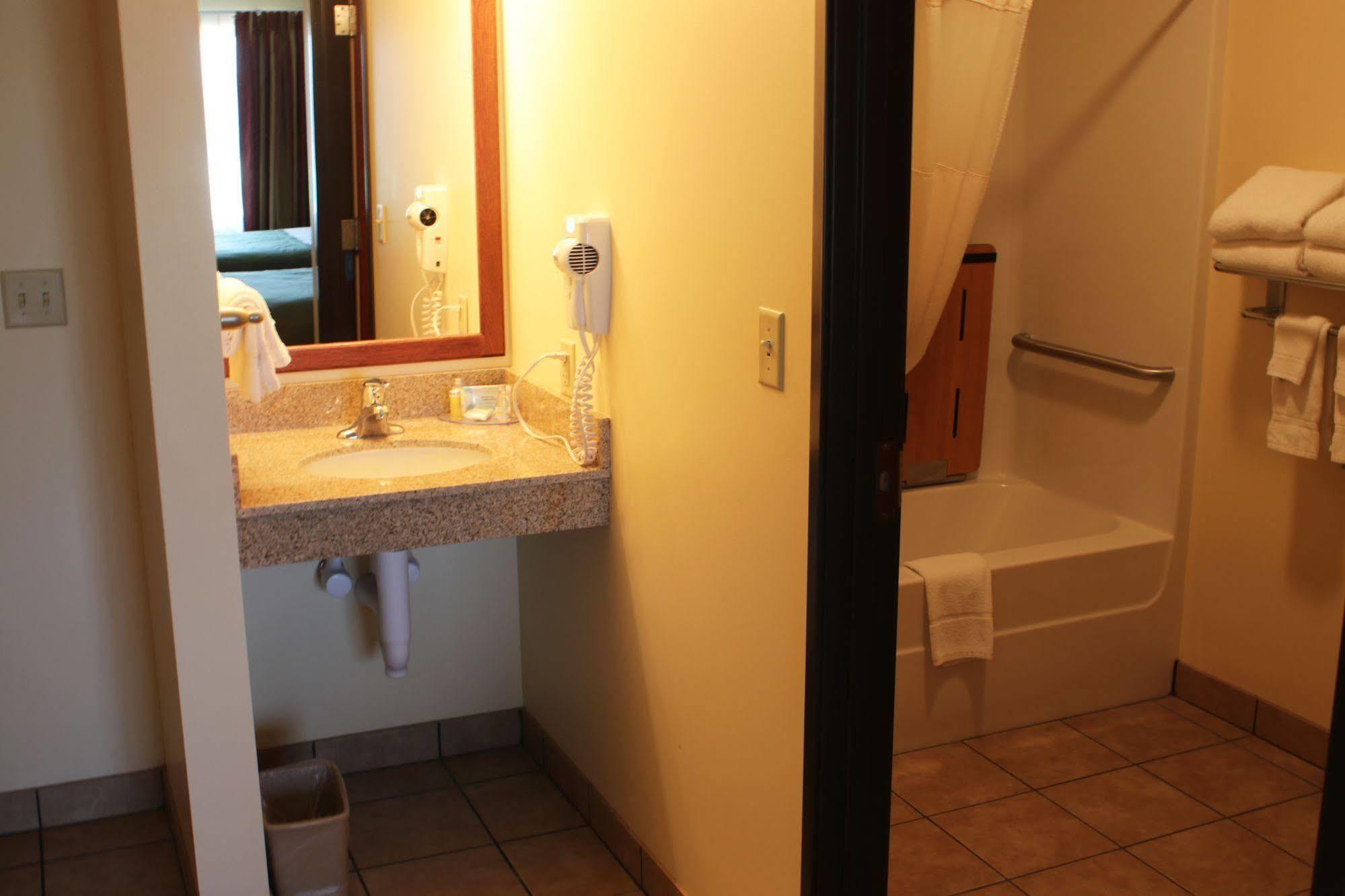 The Edgewood Hotel And Suites Fairbury Extérieur photo