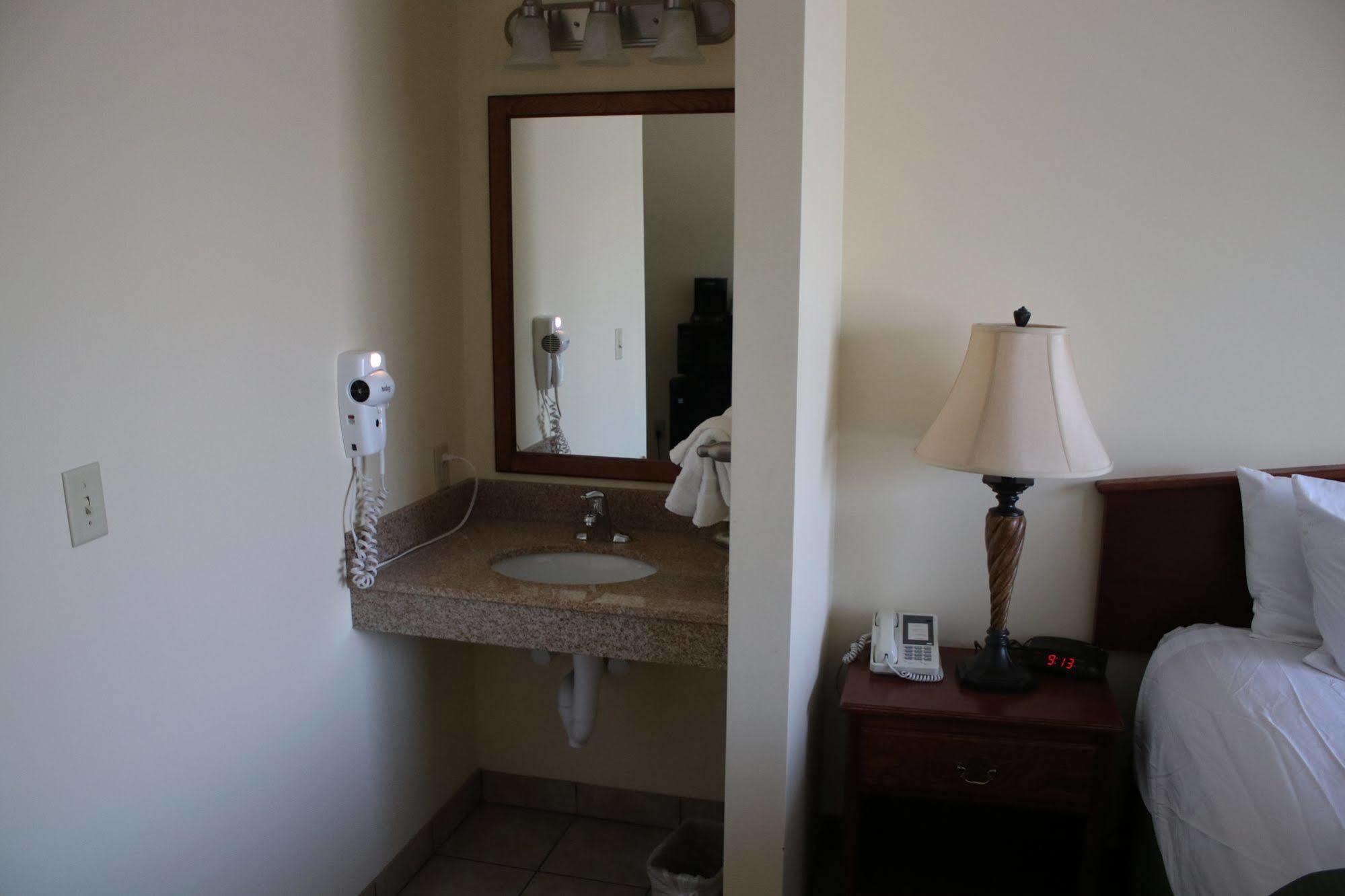 The Edgewood Hotel And Suites Fairbury Extérieur photo