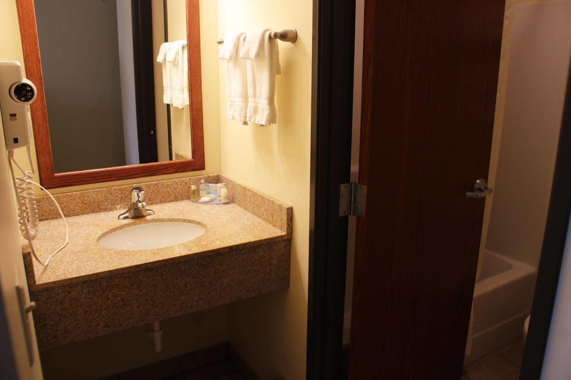 The Edgewood Hotel And Suites Fairbury Extérieur photo