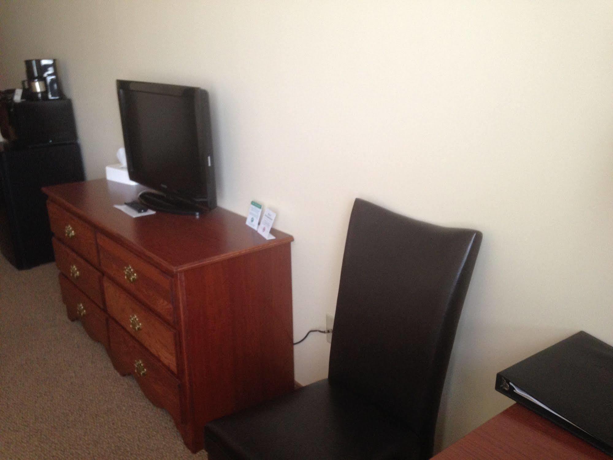 The Edgewood Hotel And Suites Fairbury Extérieur photo