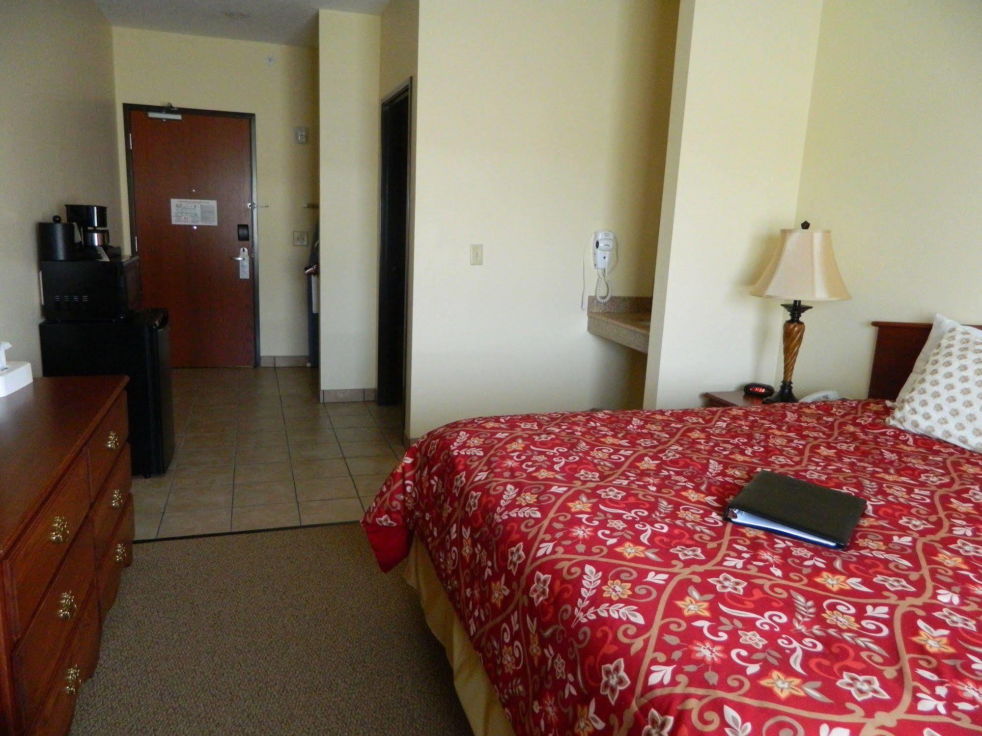 The Edgewood Hotel And Suites Fairbury Extérieur photo
