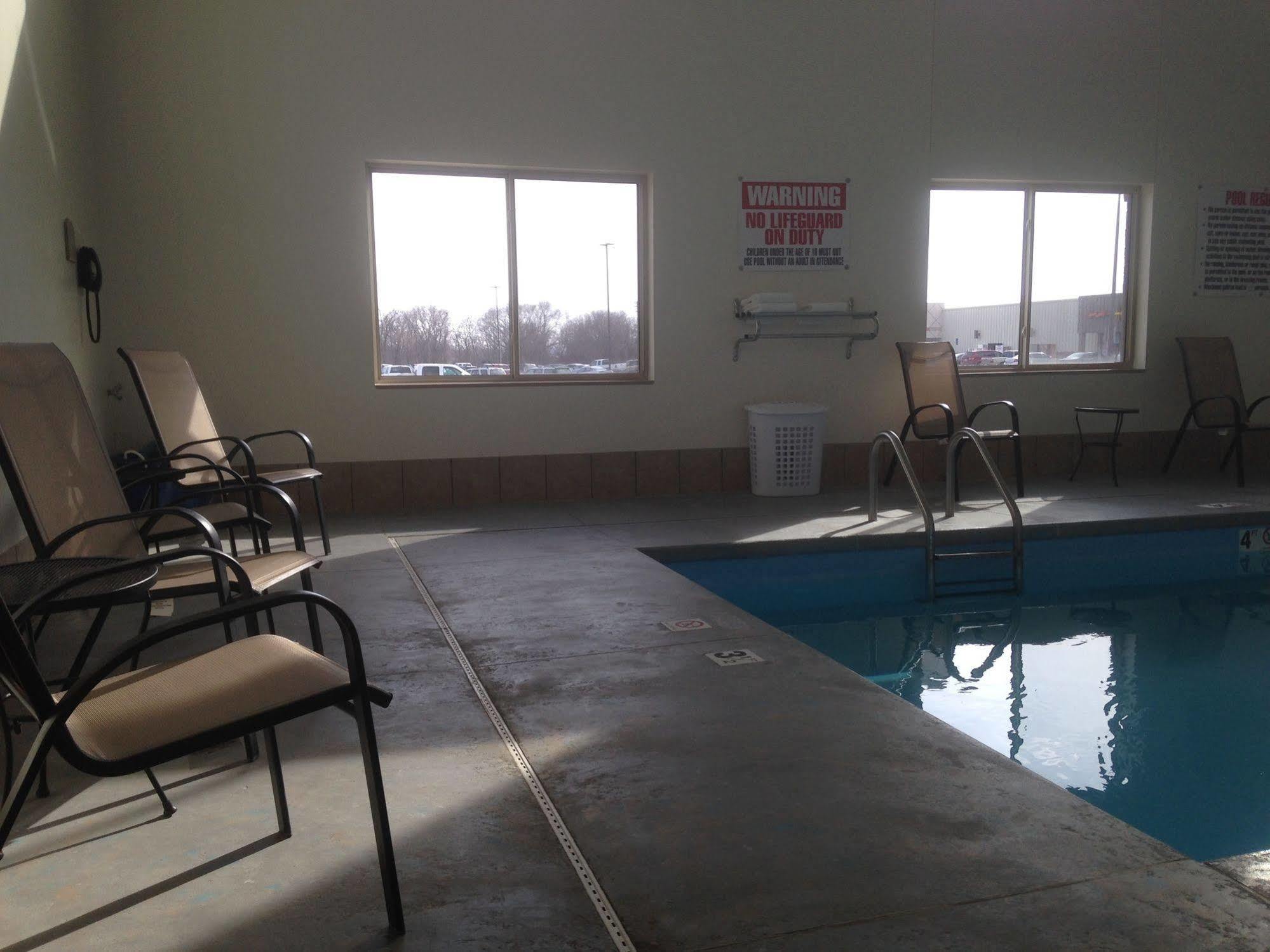 The Edgewood Hotel And Suites Fairbury Extérieur photo