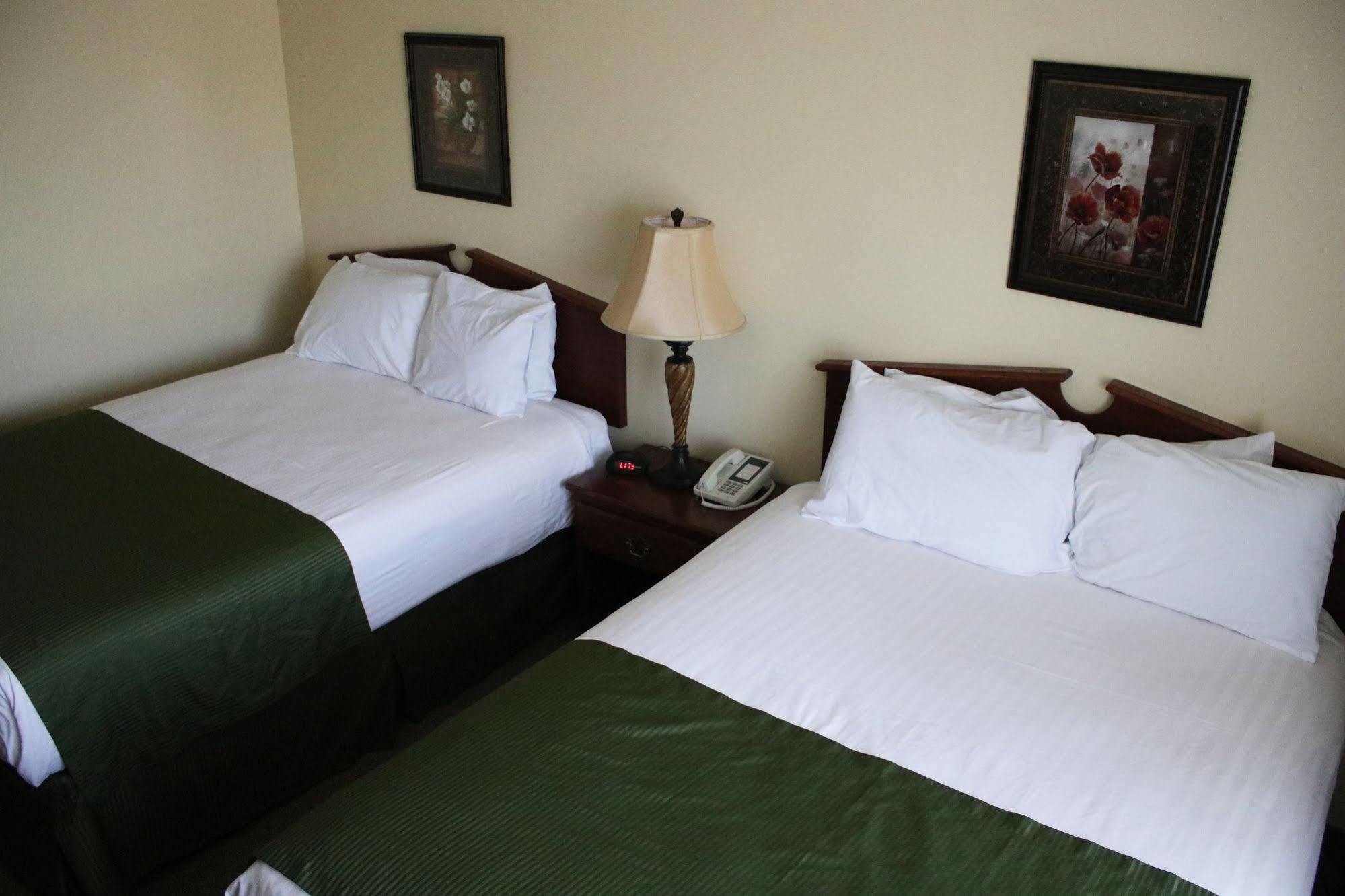 The Edgewood Hotel And Suites Fairbury Extérieur photo