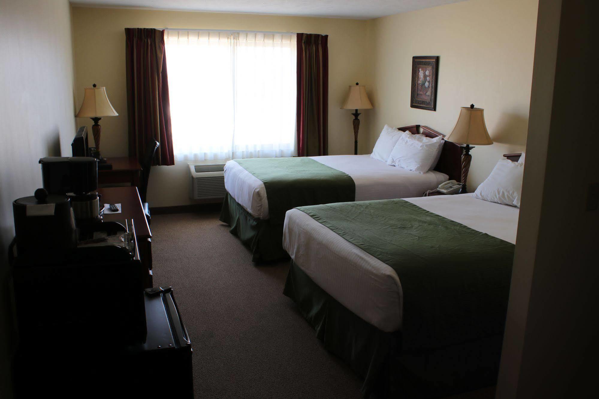 The Edgewood Hotel And Suites Fairbury Extérieur photo