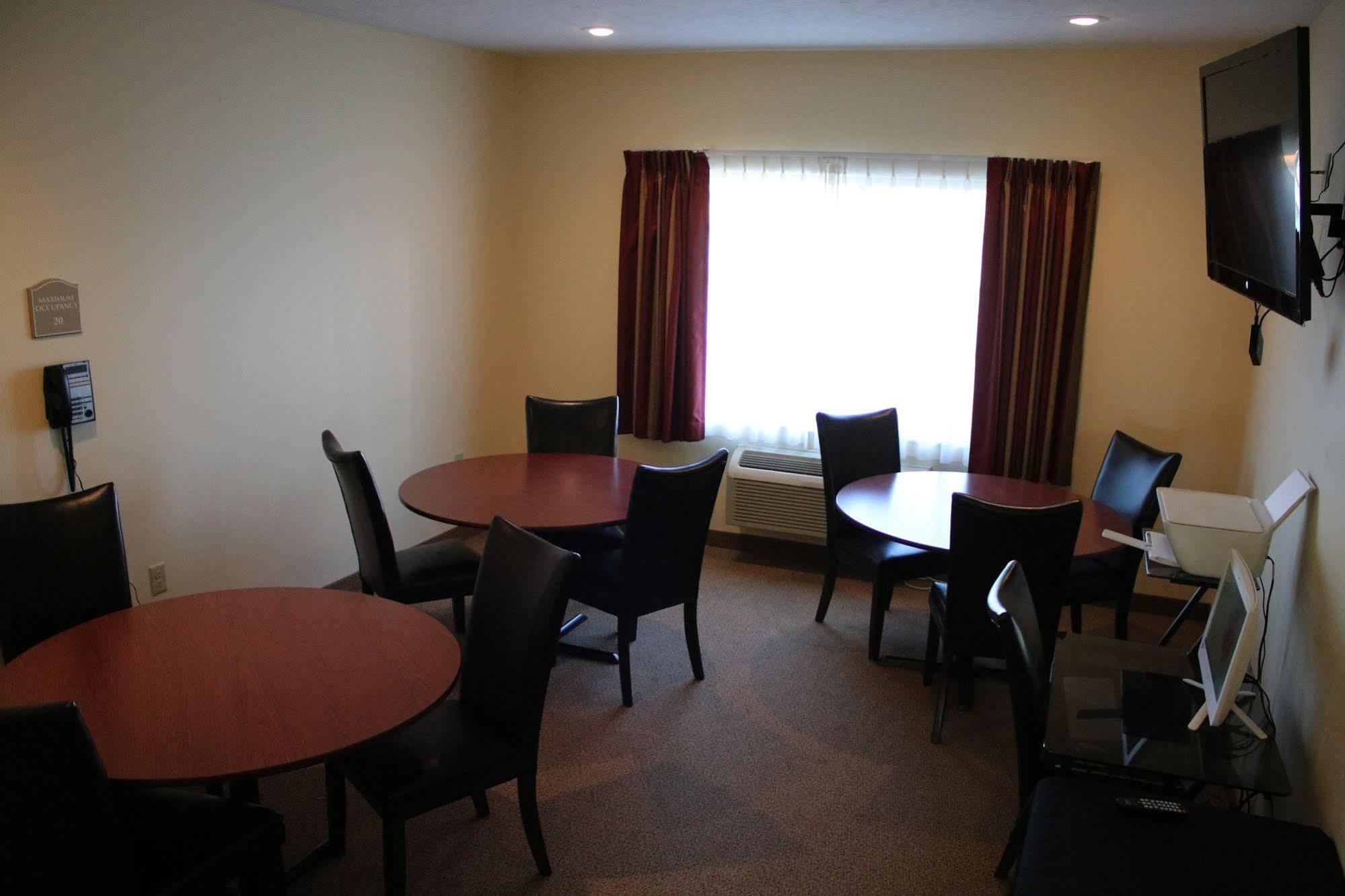 The Edgewood Hotel And Suites Fairbury Extérieur photo