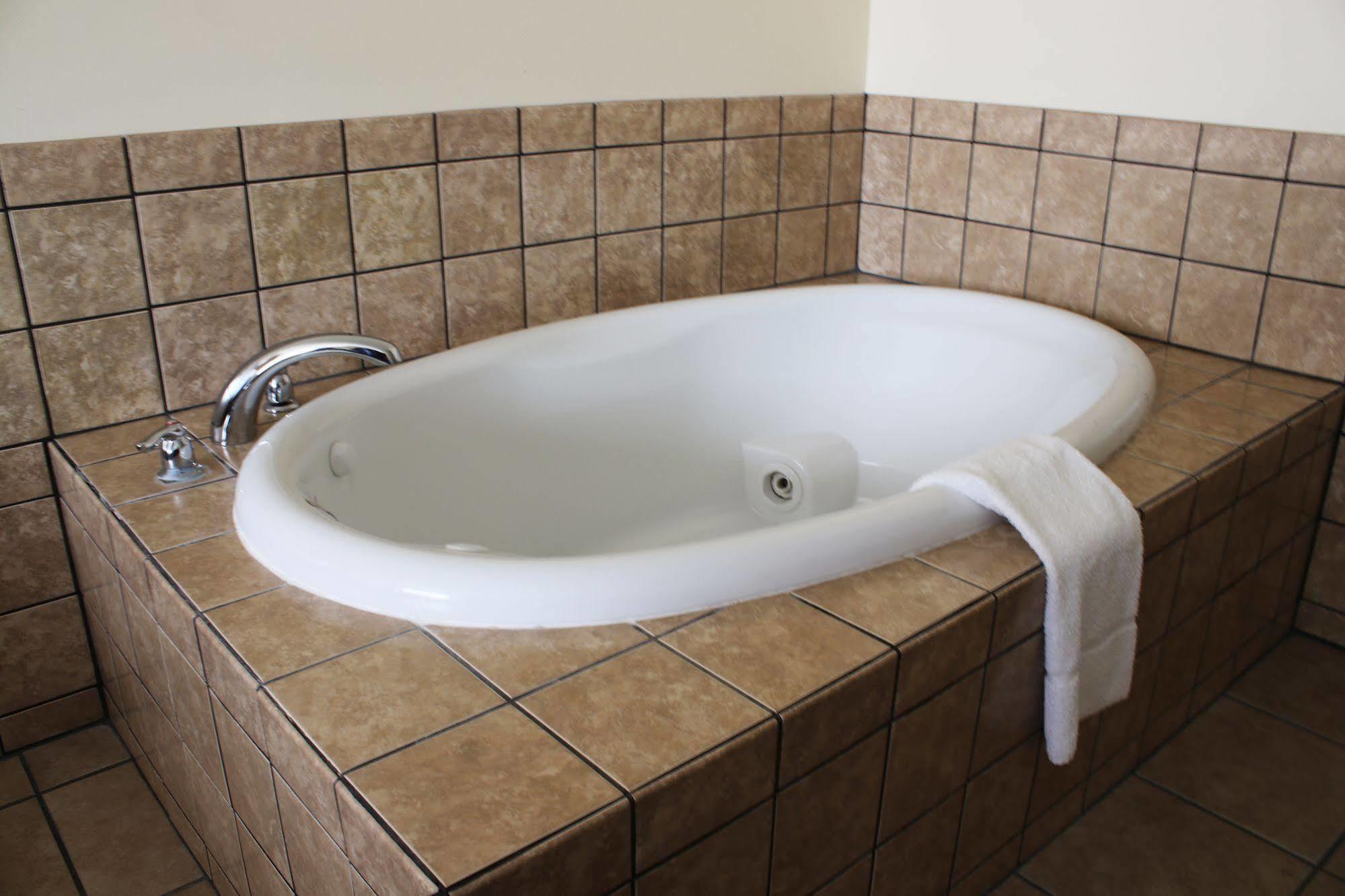 The Edgewood Hotel And Suites Fairbury Extérieur photo