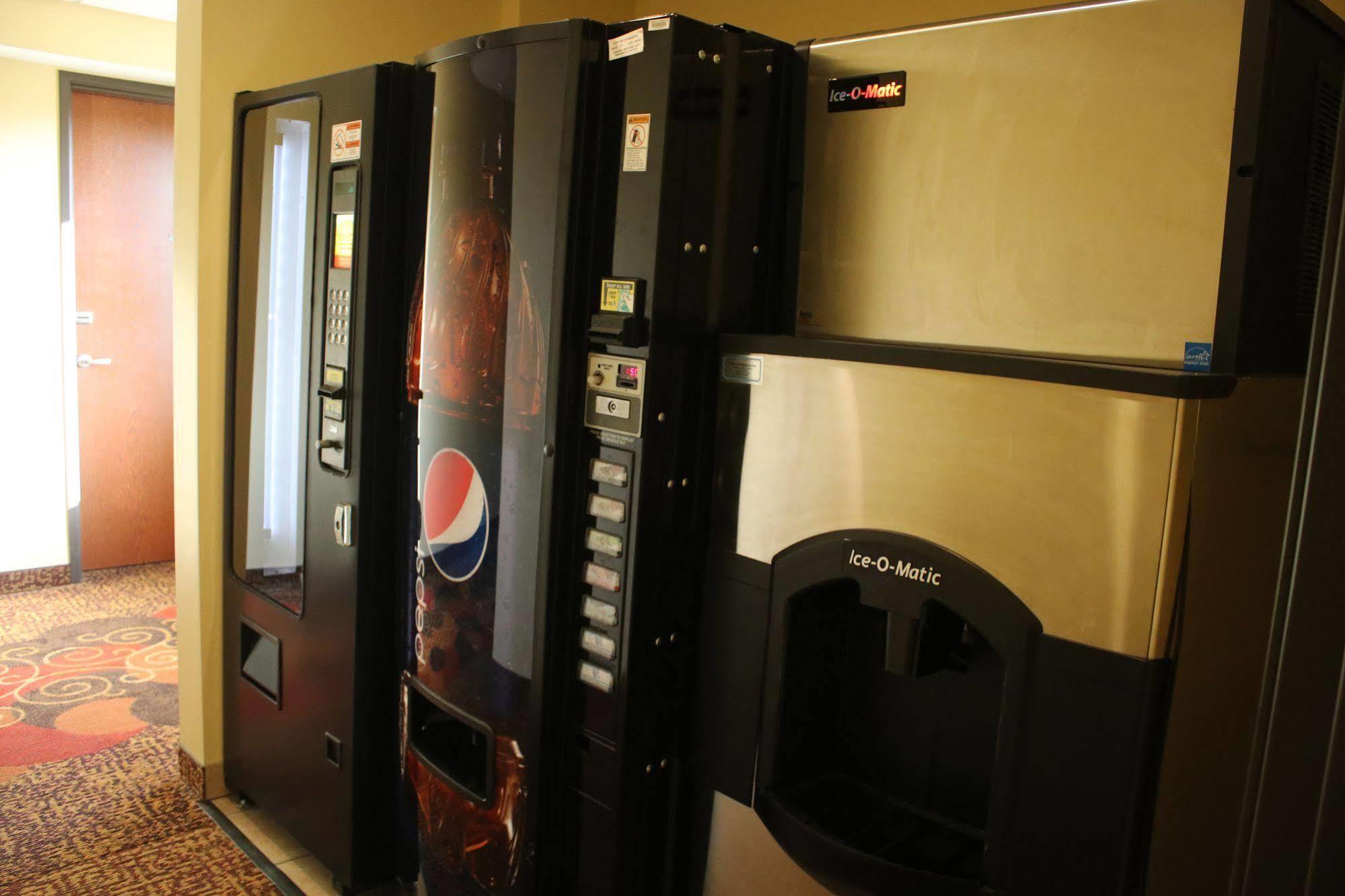 The Edgewood Hotel And Suites Fairbury Extérieur photo